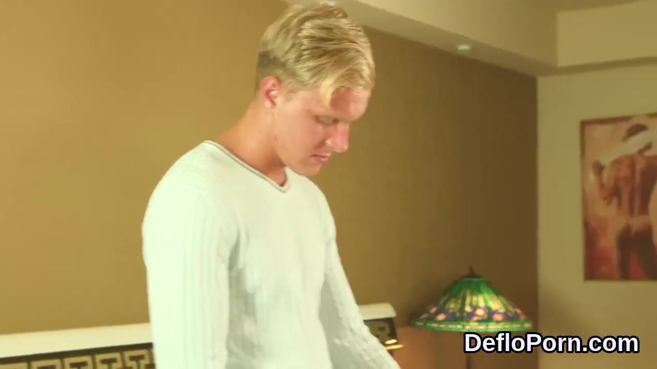 Cute Girl Spreads Soft Quim And Gets Devirginized
