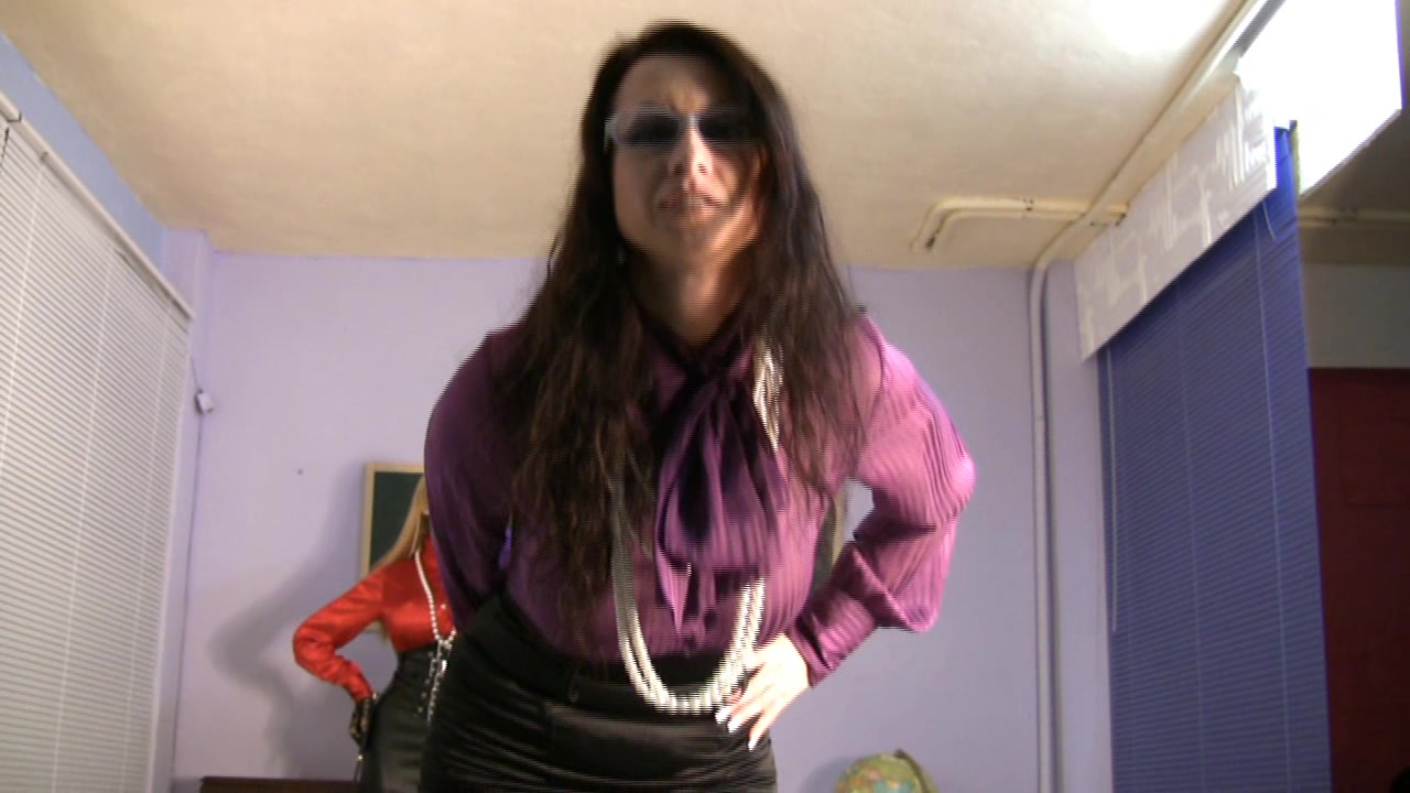Milf is fingered hard by her boyfriend in fetish video