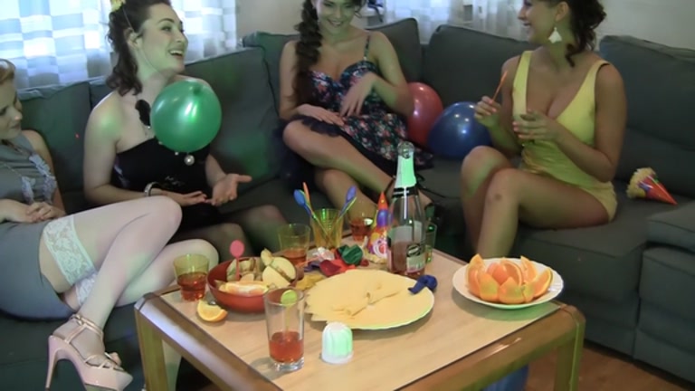 Hawt lesbo 3some at the party