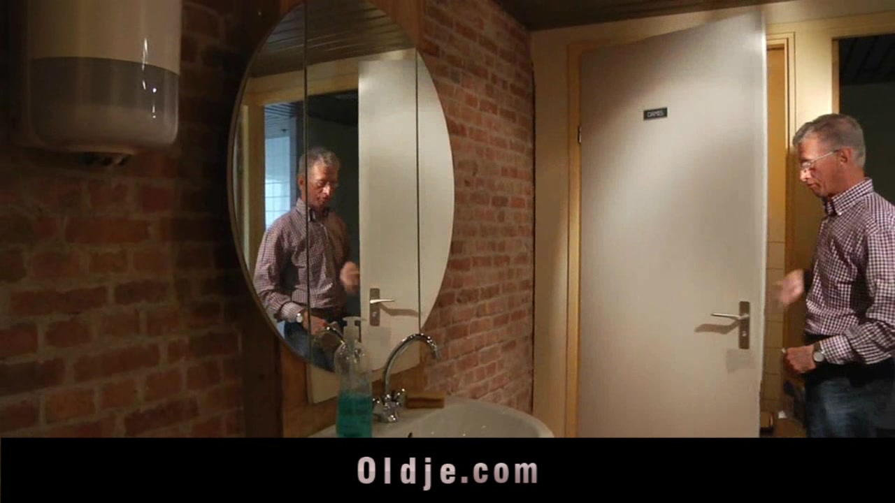 Youthful cleaning cutie bonks old boy-friend in the bathroom