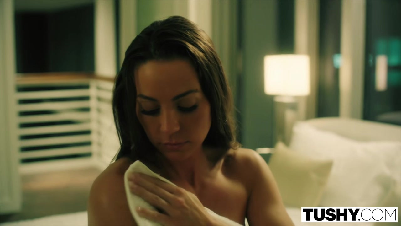 TUSHY Feature Showcase Abigail 3