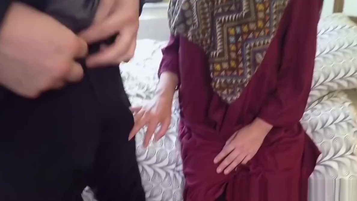 Amateur babe with hijab getting her pussy smashed