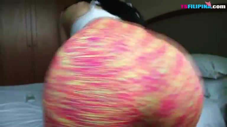 Sexy TS Filipina Twerking Hot In Yoga Pants