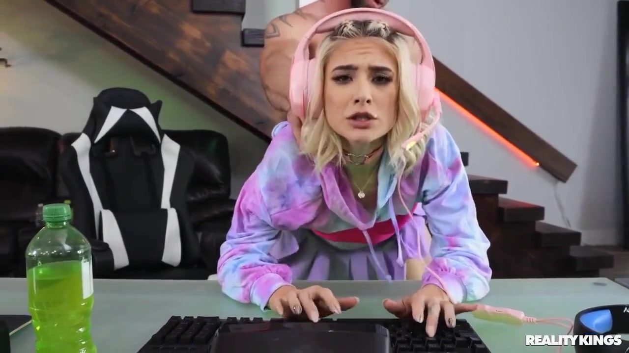 Gamer Girl Sneaks On To Her Roommate Setup On Pornhd - Jessie Saint