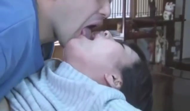 08286 Mature woman in agony