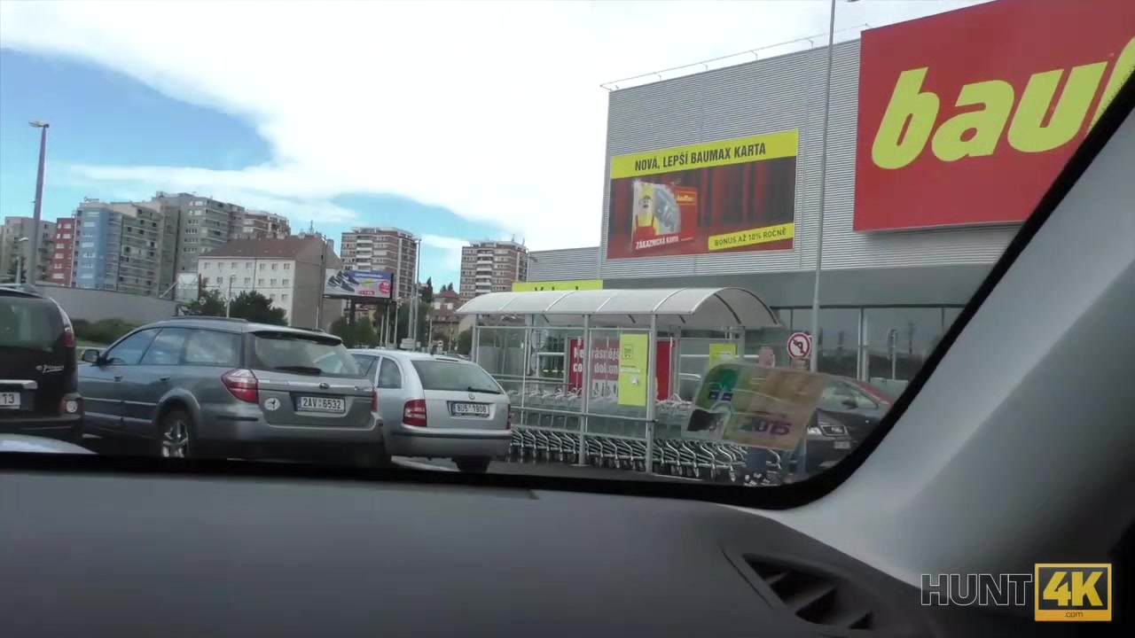 HUNT4K. Guy penetrates sexy girl in his car while cuckold is around