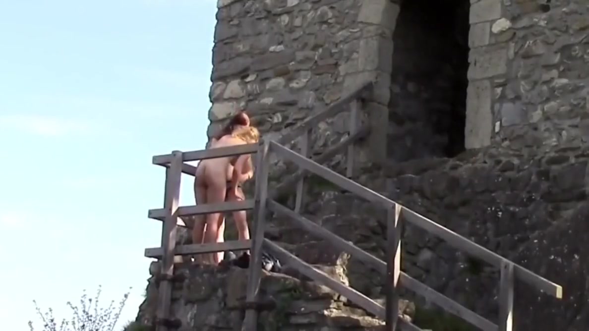 Lesben Haben Sex Draussen Vor Der Burg!