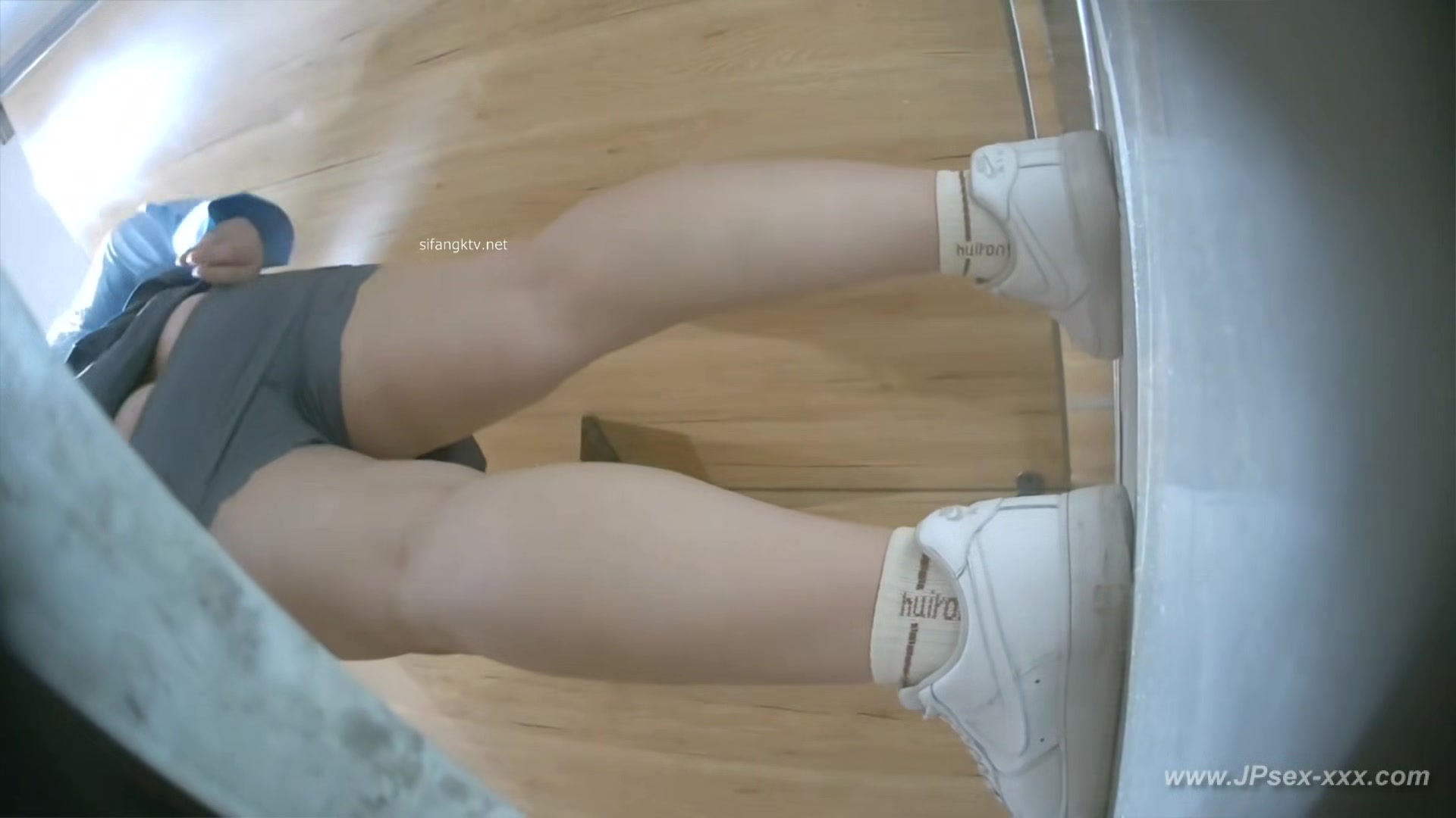 chinese girls go to toilet.326