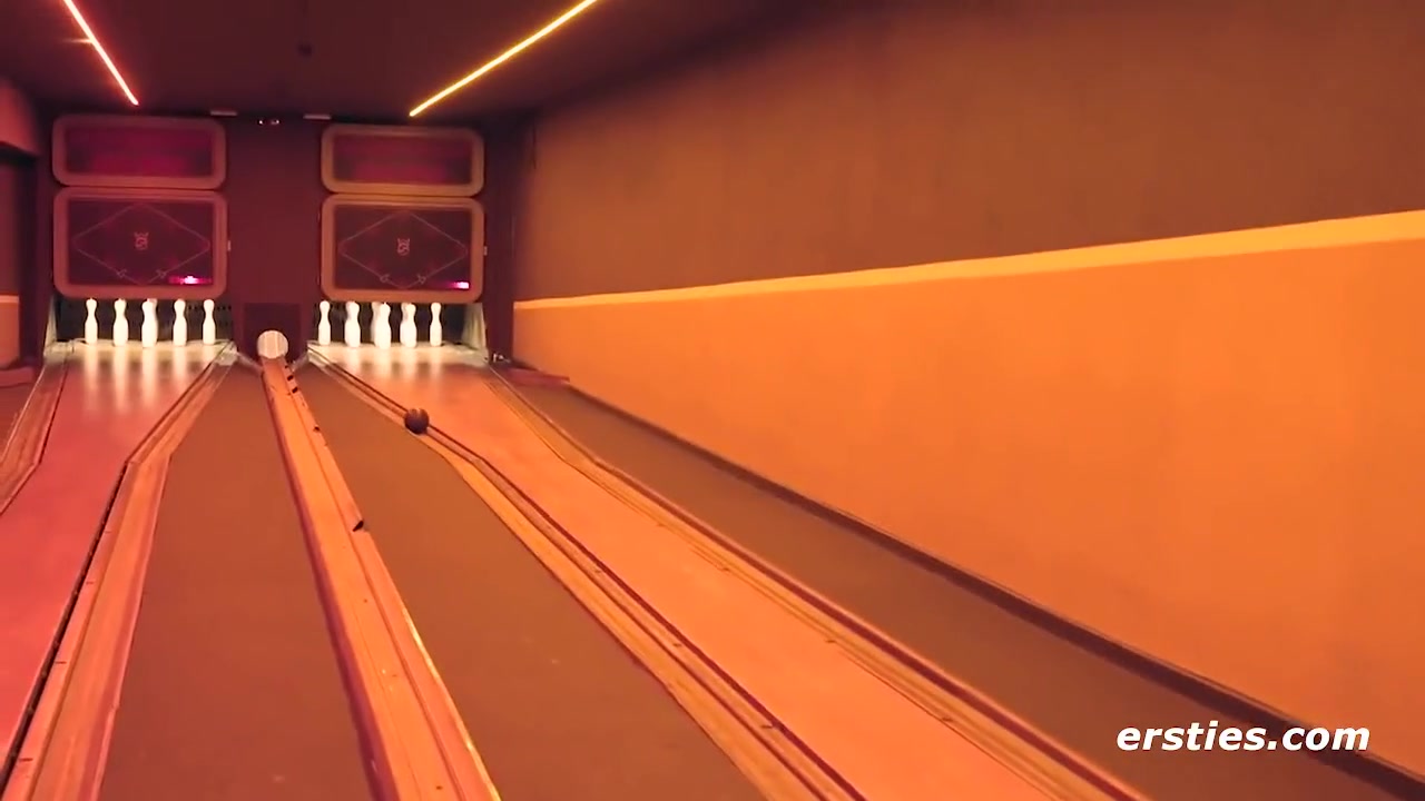 Lesbisches Strip-bowling Mit Hannah M Und