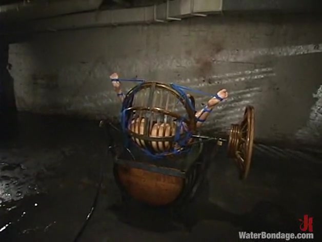 DragonLily in Waterbondage Video