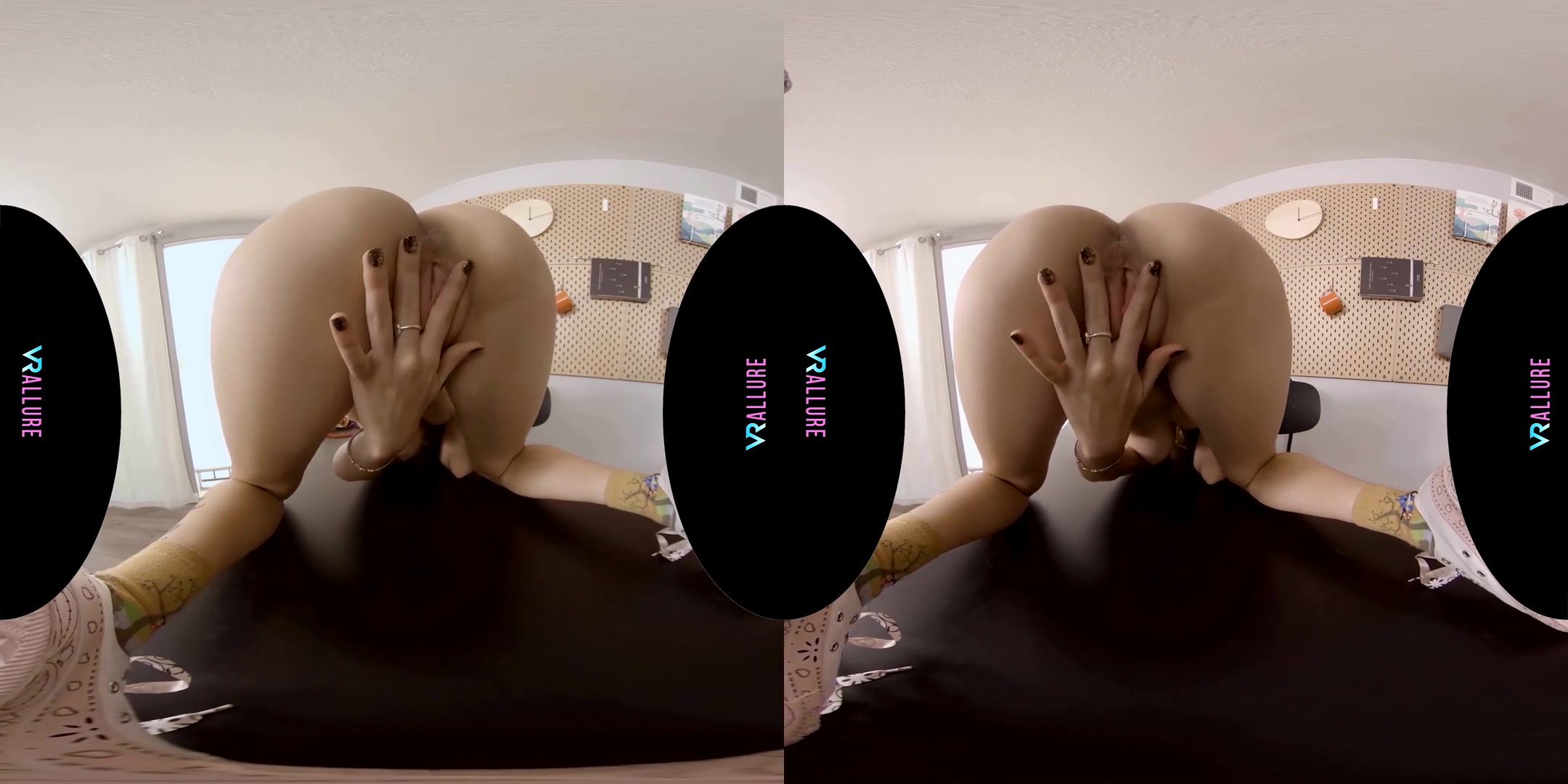 Does My Body Look As Good As My Art? - Gorgeous American Babe Solo Masutrbation