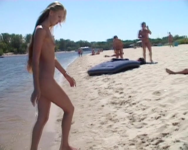 Quality video of a nudist girl spreading her thighs 2