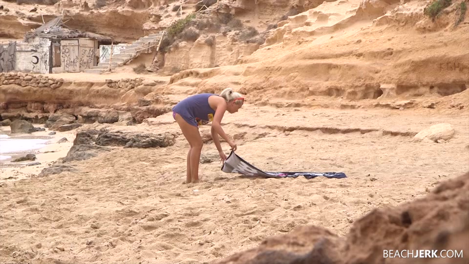 Perv On The Beach - BeachJerk