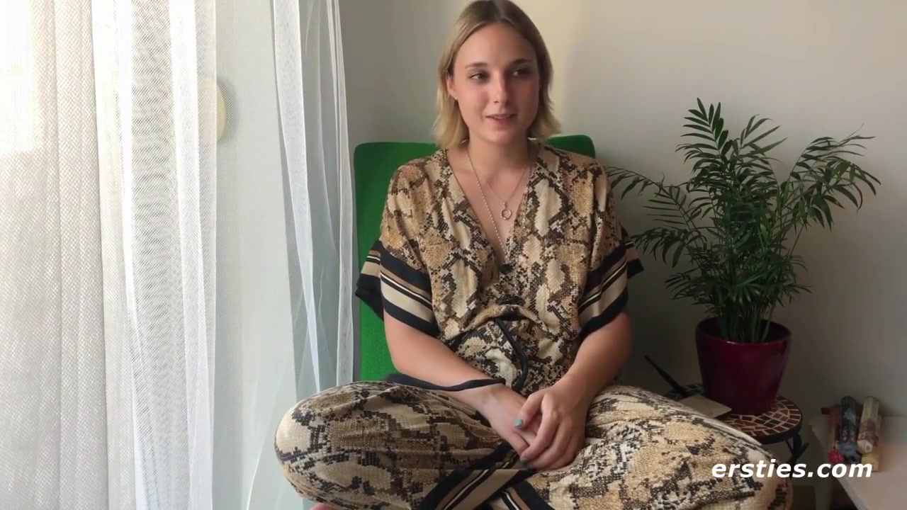 Ophelia Gives Us A Sexy Show