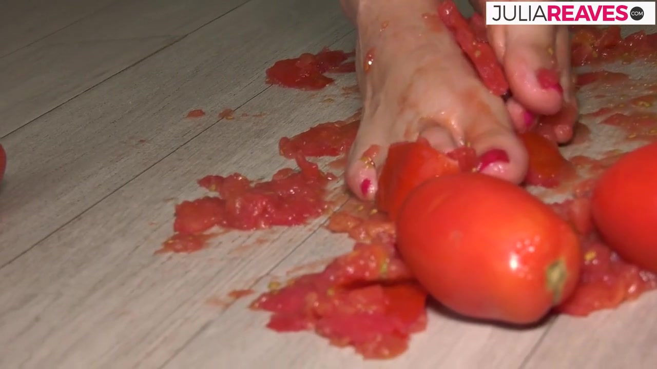 She Makes Tomato Juice Naked And Gets Horny While Doing It - KinkyBitches