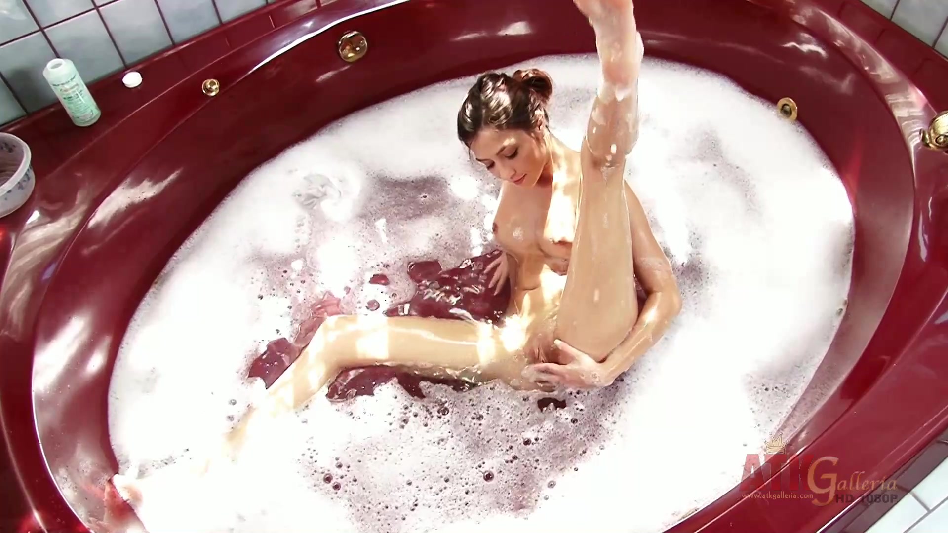 Adorable Cassie Lane teases in the bathtub