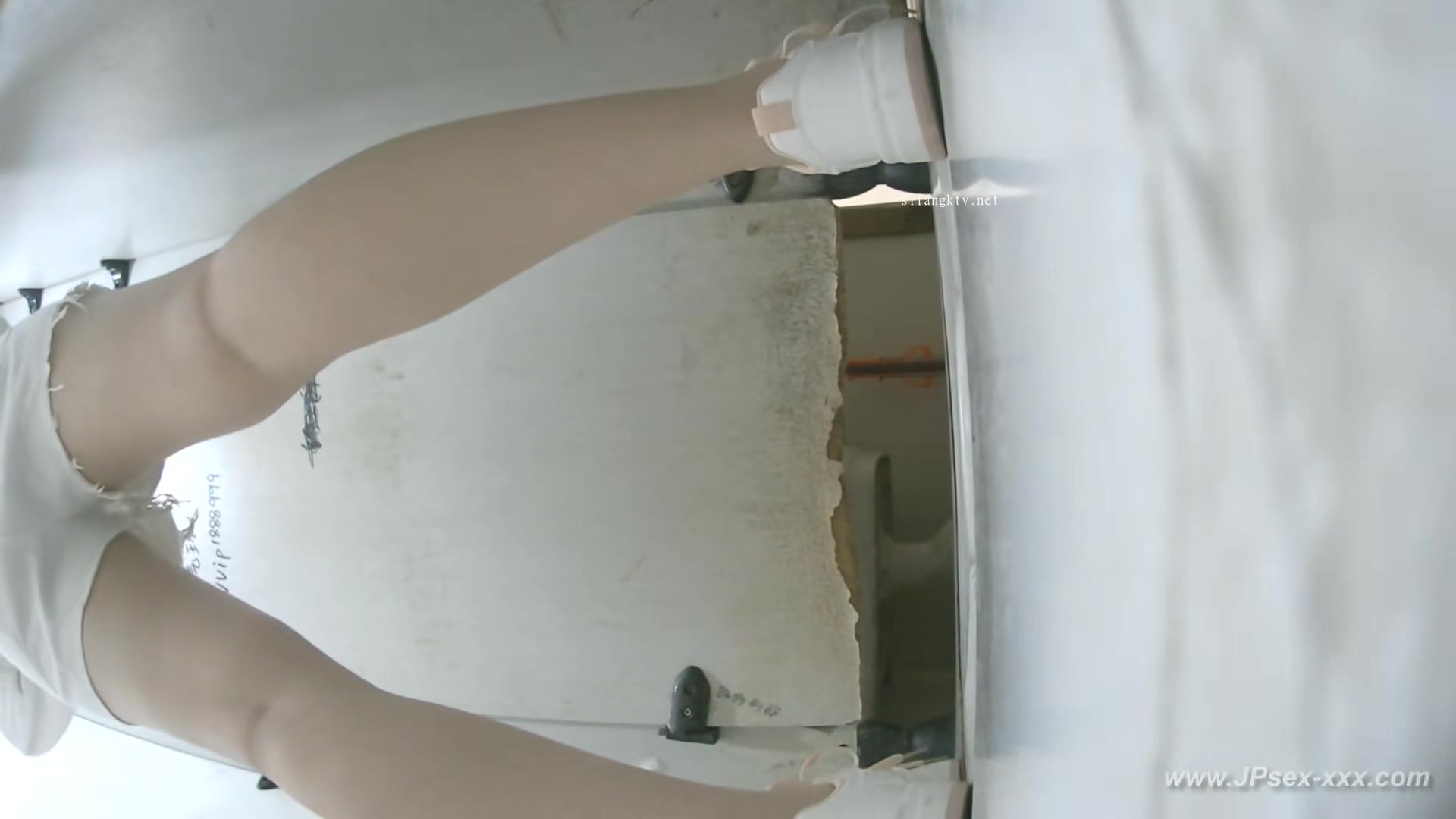 chinese girls go to toilet.567