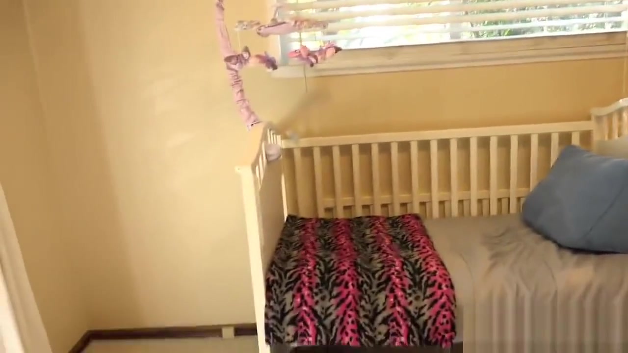 My teen 18+ stepsister showed tight body and I licked her