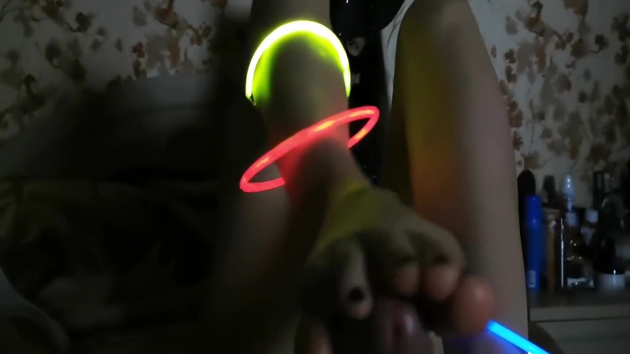 Sdelala Goryachii Nochnoi Futdzhob Pod Neonove Ogni 6 Min