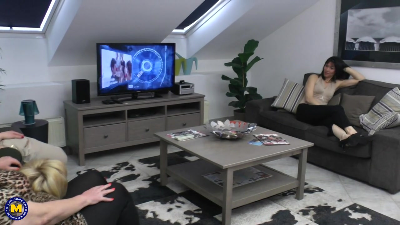 3 Kinky Lesbians Having Sex With Eachother - MatureNL