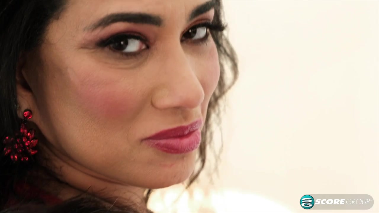 Loraine Del Sol is hot! - 40SomethingMag