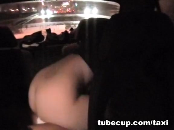 Blonde shows her passion on the taxi camera
