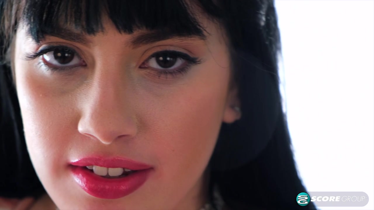 Dina Sahari: Beautiful and Busty Model In The Making - ScoreLand