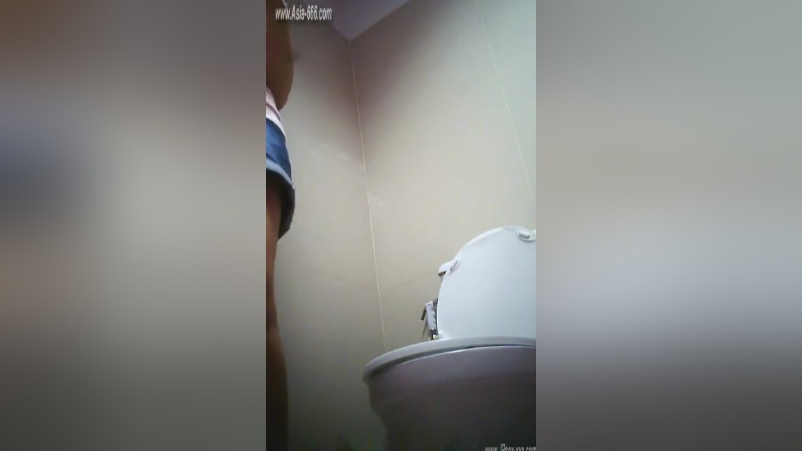 peeping thai girls go to toilet.1