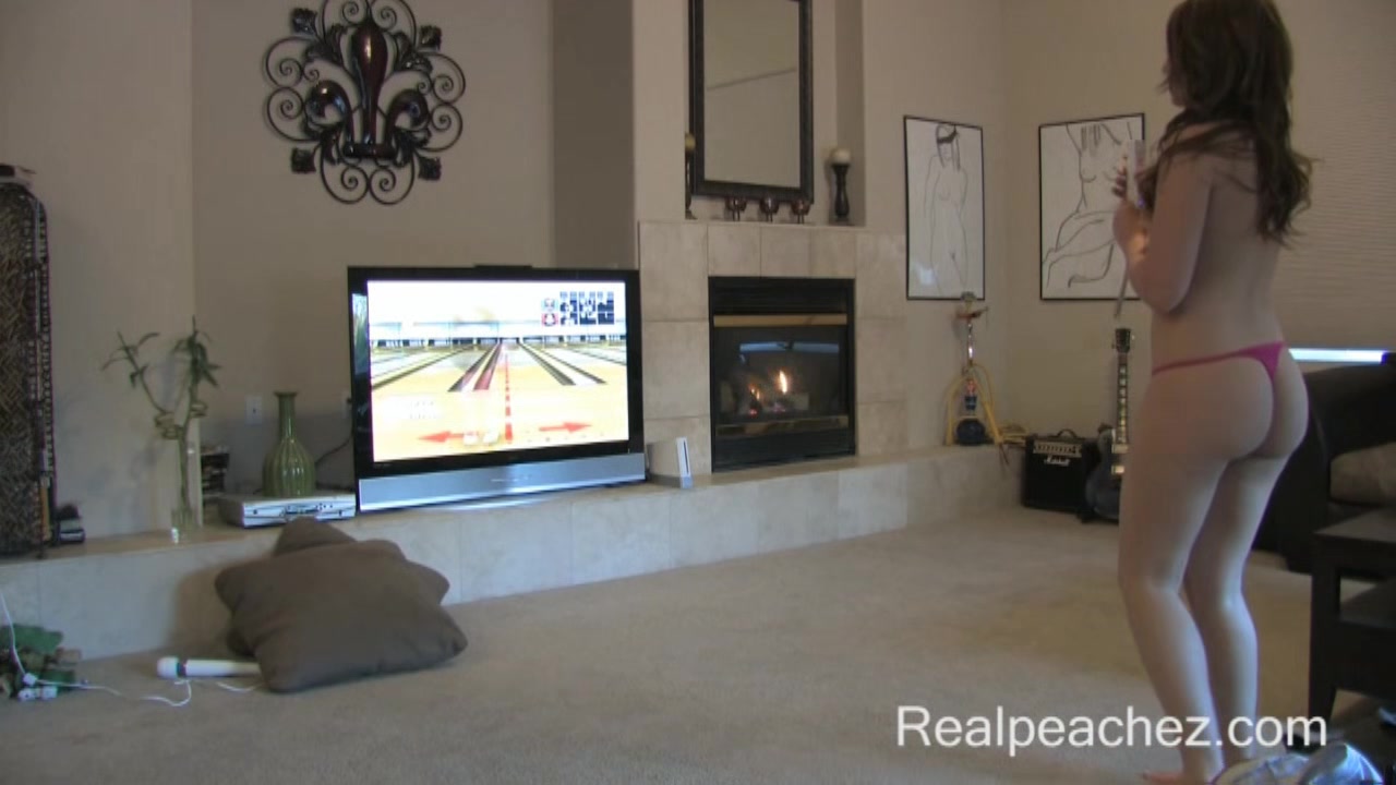 Sarah Peachez - Wii Bowling Hj