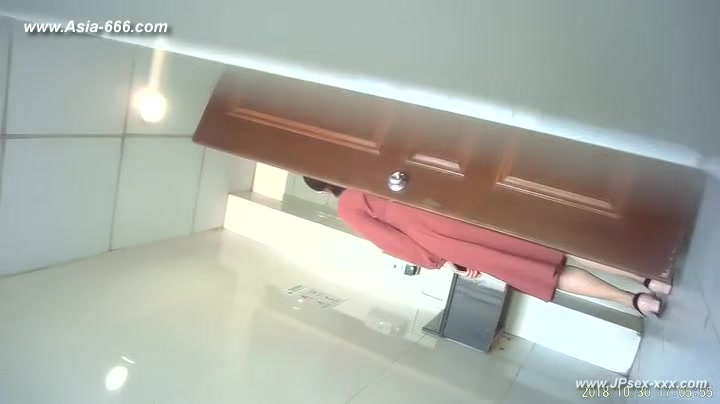 chinese girls go to toilet.144