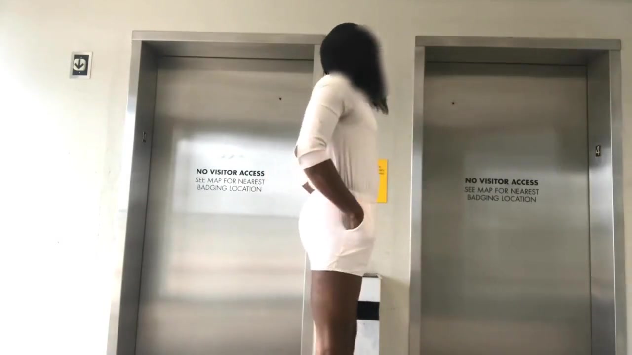 Crossdresser Sissy Gina - Elebator