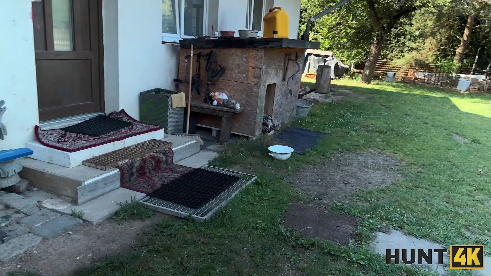 HUNT4K. Sexy handywoman Fanta Sie was seduced by a rich Hunter and fucked in his backyard