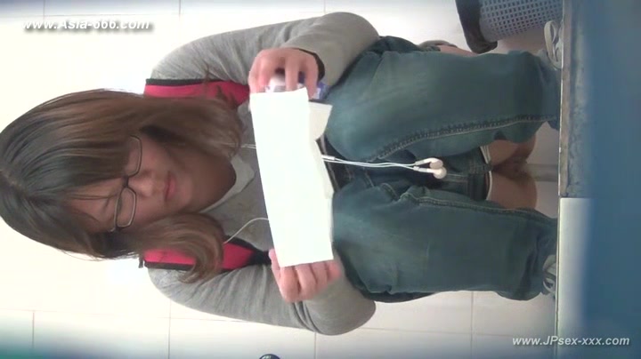 chinese girls go to toilet.103