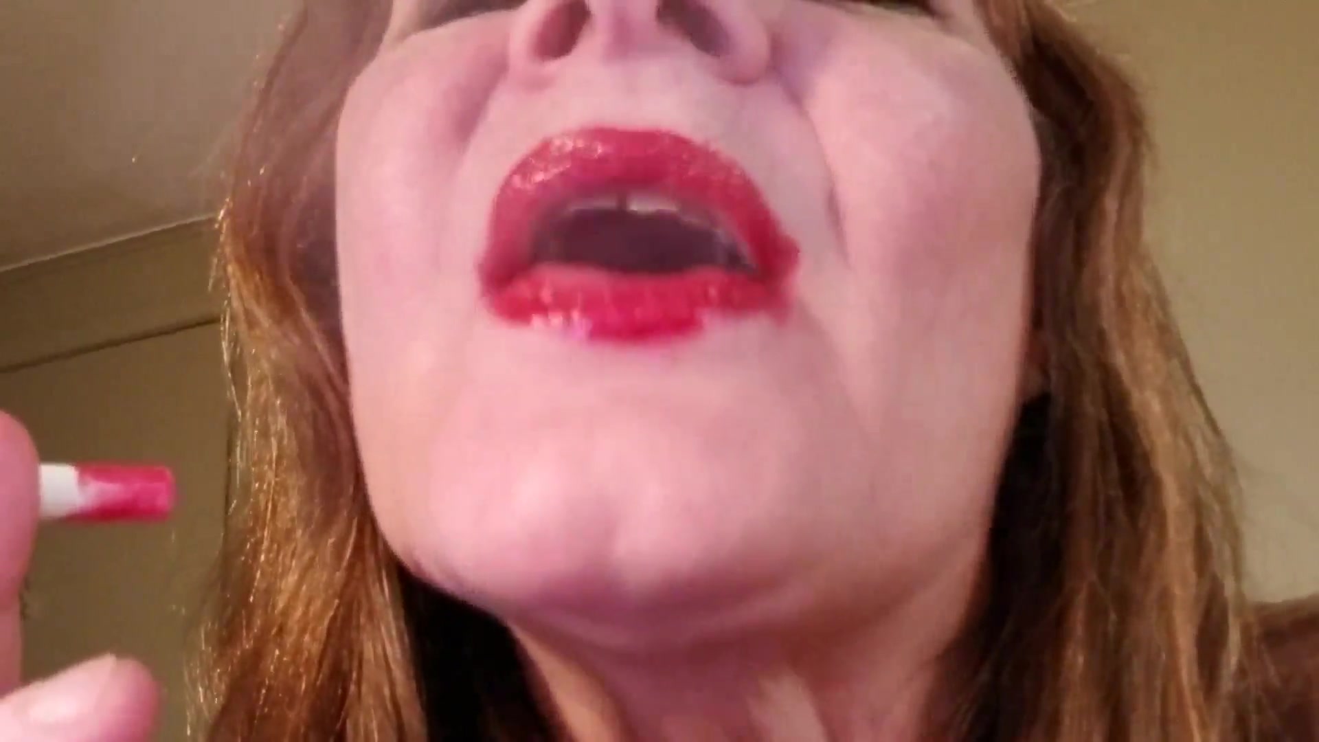 Sensual Red Lips Smoking - TacAmateurs
