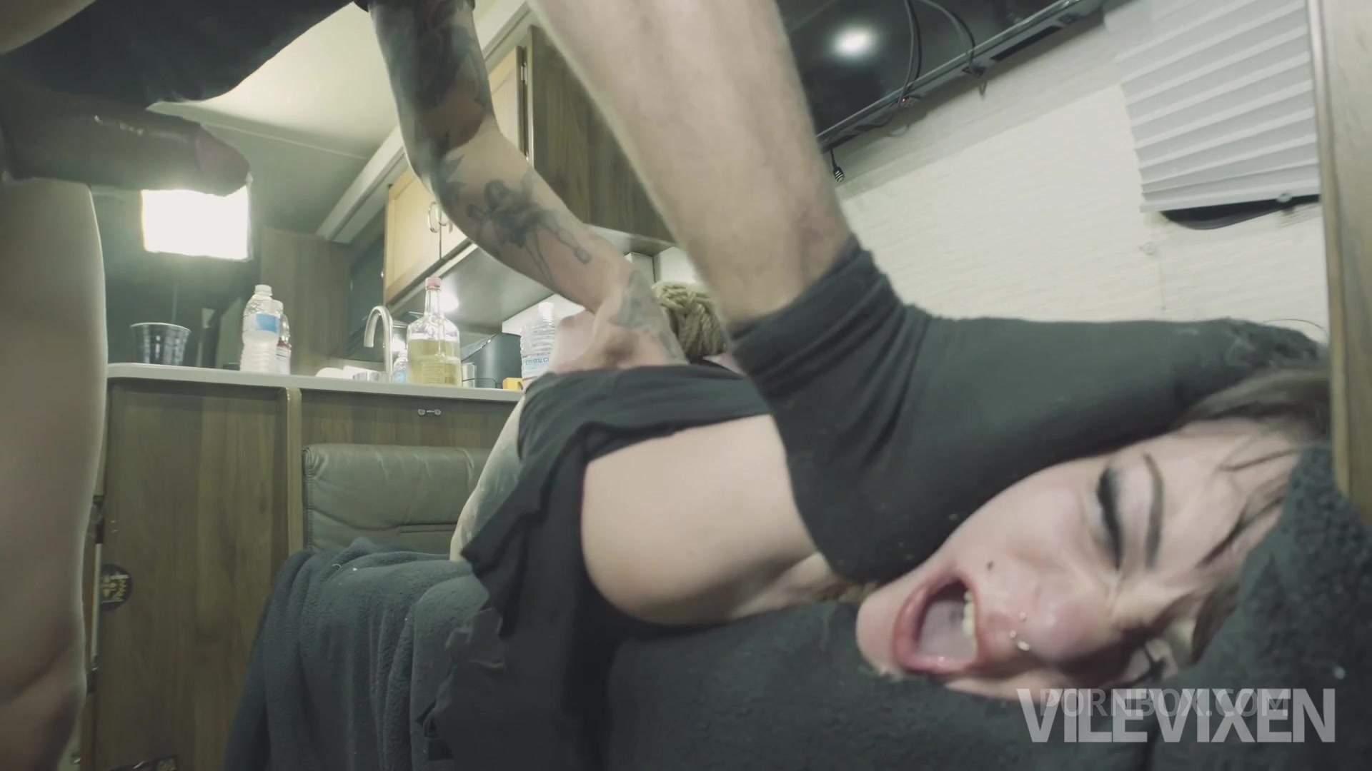 Vile's WHORE TOUR Debut - PissVids