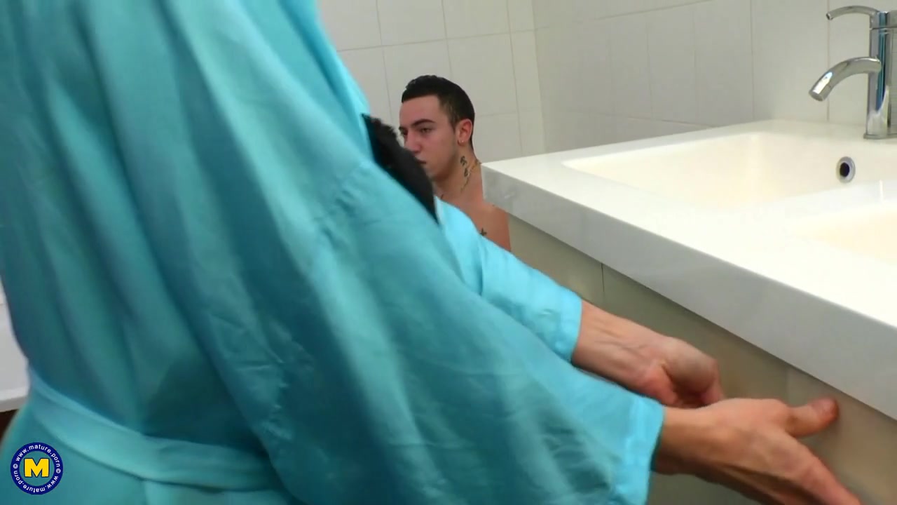 Mature Caroline Wants Anal Sex In The Bathroom With Her Stepson - MatureNl