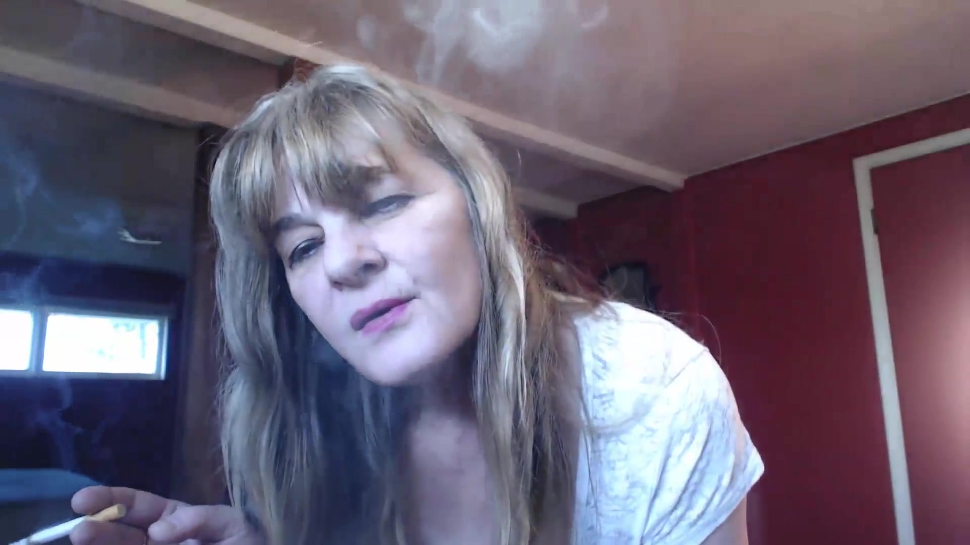 Milf Smoking Just For You - TacAmateurs