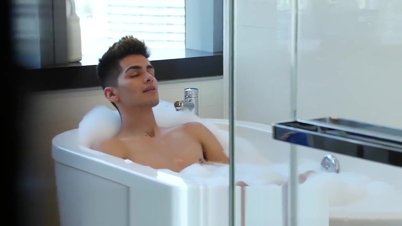 ShowerBait Soapy shower sex with str8 hunk