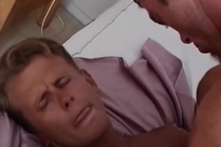 Ordentlich Bumsen In Bett Und Auf Den Schwanz Des Kumpels Spritzen 5 Min