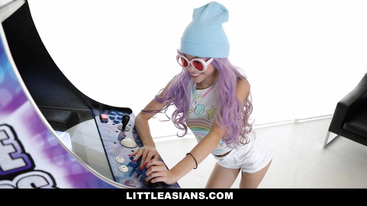 Vina Sky In Asian Arcade Pussy Play With Vina Skyy