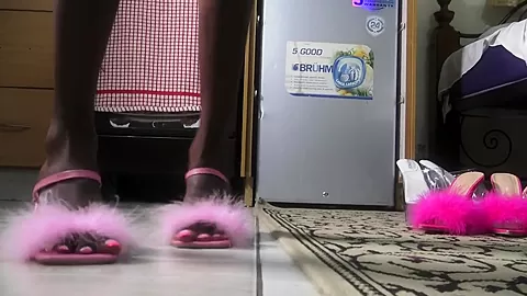 Ebony Princess Shoe Play - SoloAustria