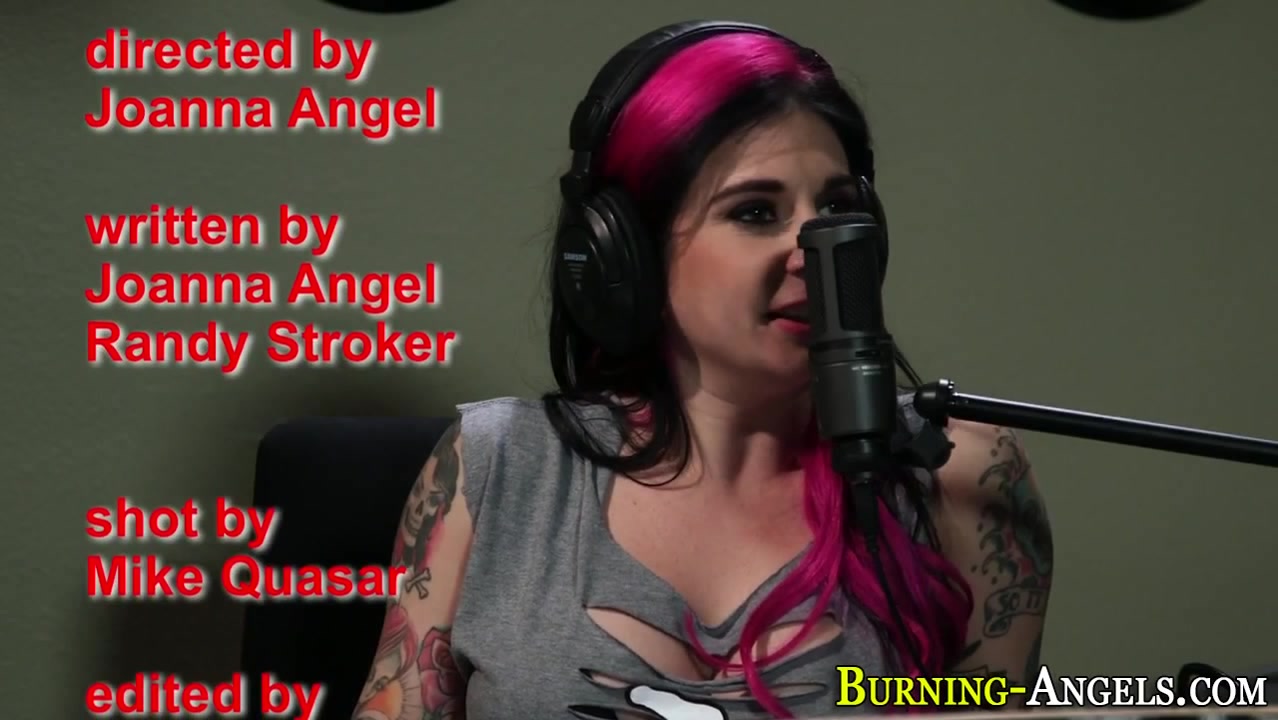 Goth lesbian gets oral