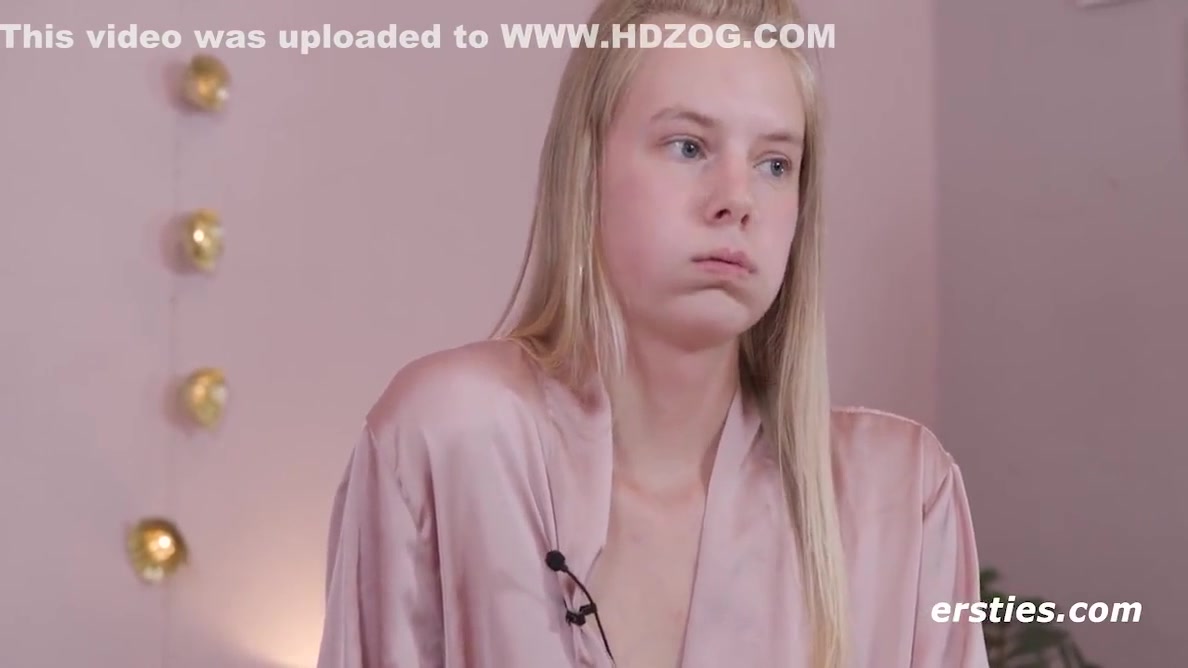 Die Zarte Jolien Masturbiert Mit Viel Sinnlichkeit