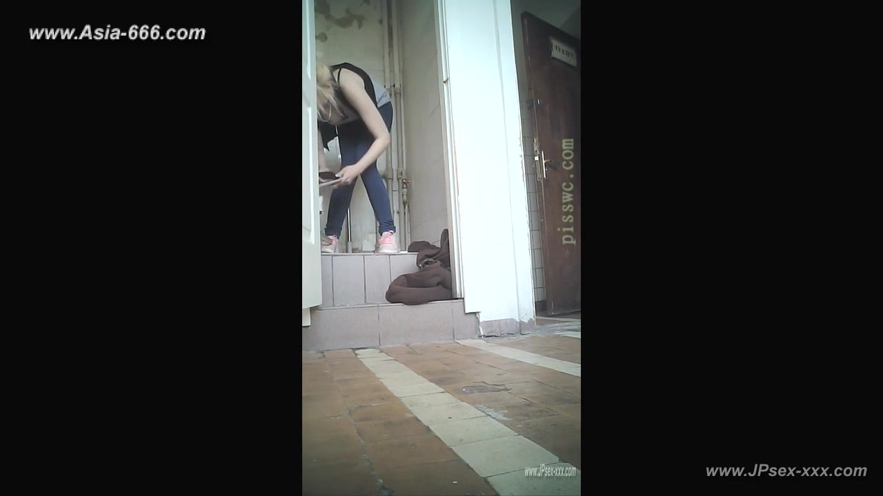 peeping blondes go to toilet.54