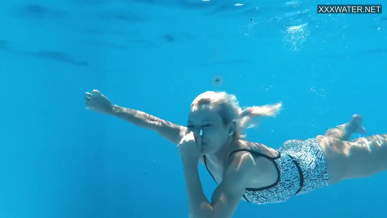 Outdoor Swimming Pool Erotics With Naked Zazie - Zazie Skymm