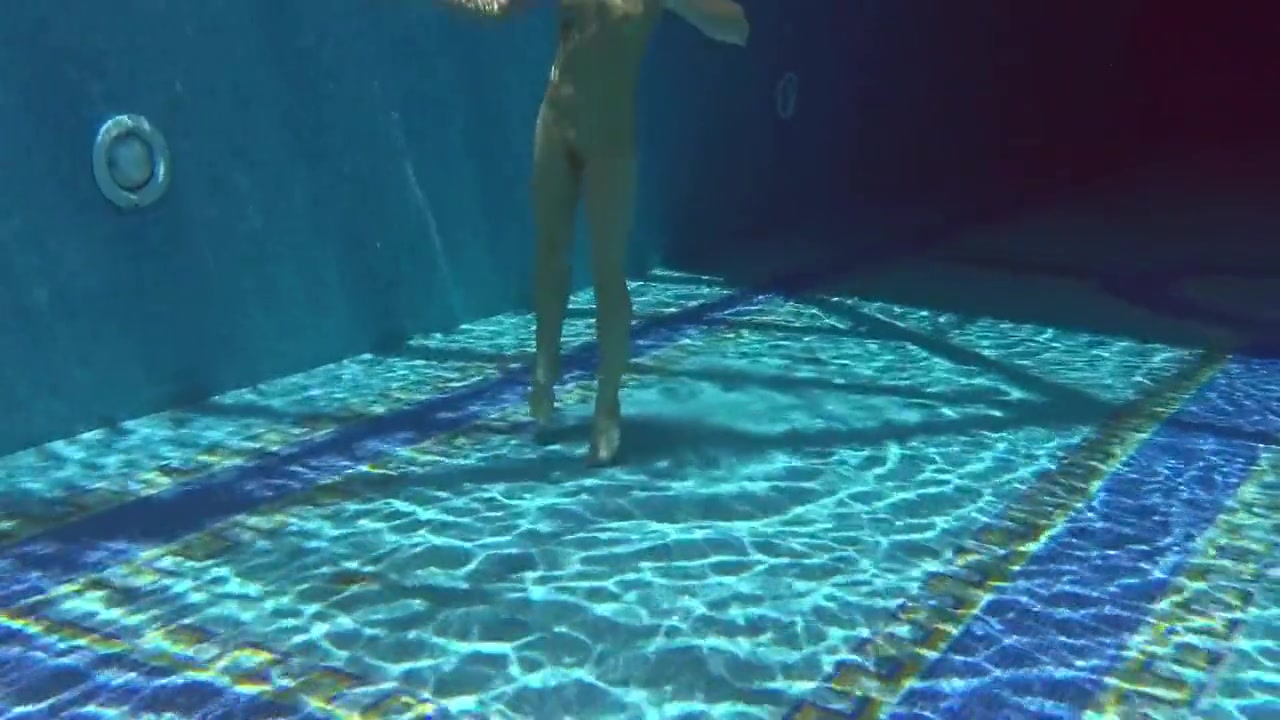 Nicole Pearl In Milf Babe Shaking Ass Underwater
