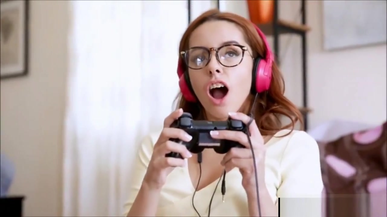 Gamer Stepsisters playing COD
