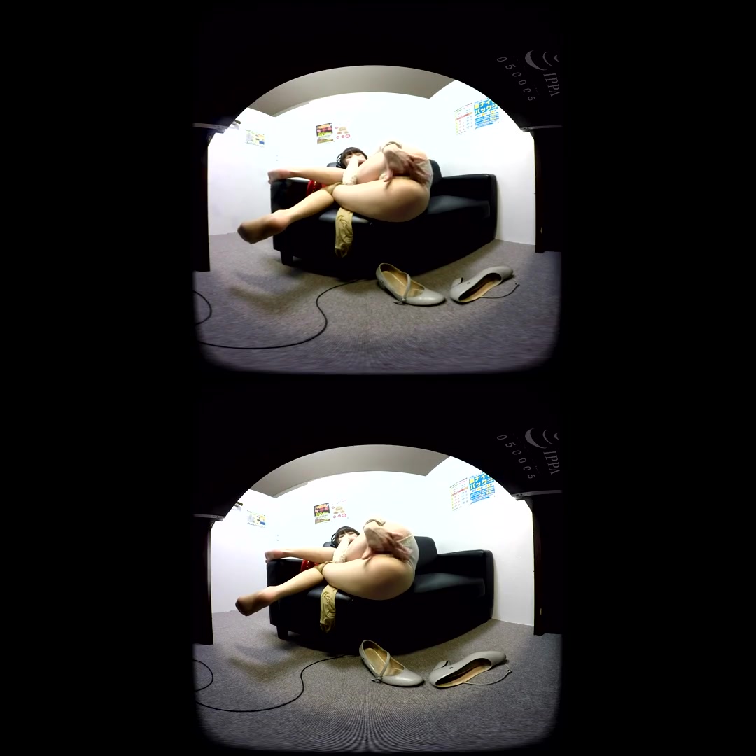 Petite Asian Girl Fingers Her Wet Slit - PetersPrimoVR