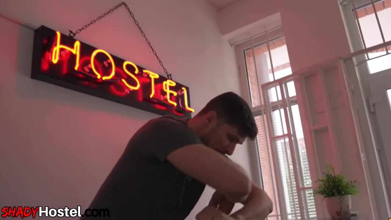 Deepthroating squirting chicks fucked in hostel room 3some