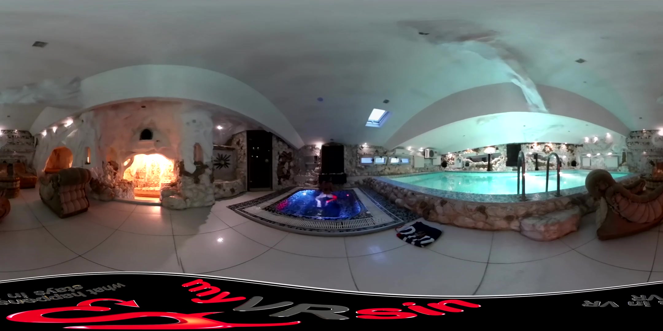 Coco De Mal in Hot Tub - myVRsin